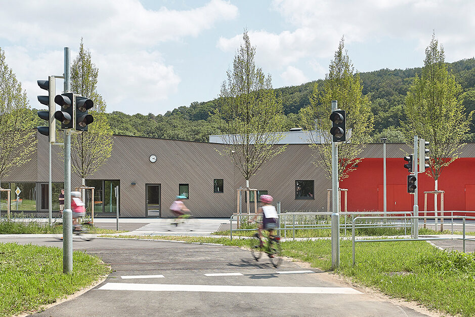 Neubau der Jugendverkehrsschule „Westbahnhof“: Kinder fahren auf dem Fahrrad über eine Straße mit Ampel.