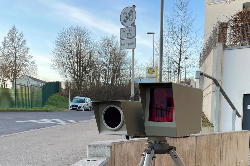 Mobile Geschwindigkeitskontrollen an einer Straßenecke in Zone 30