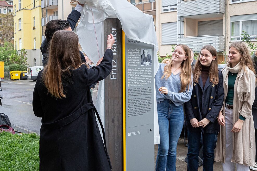Vier Schülerinnen und der Erste Bürgermeoster Dr. Mayer enthüllen die Gedenkstele für Fritz Bauer.
