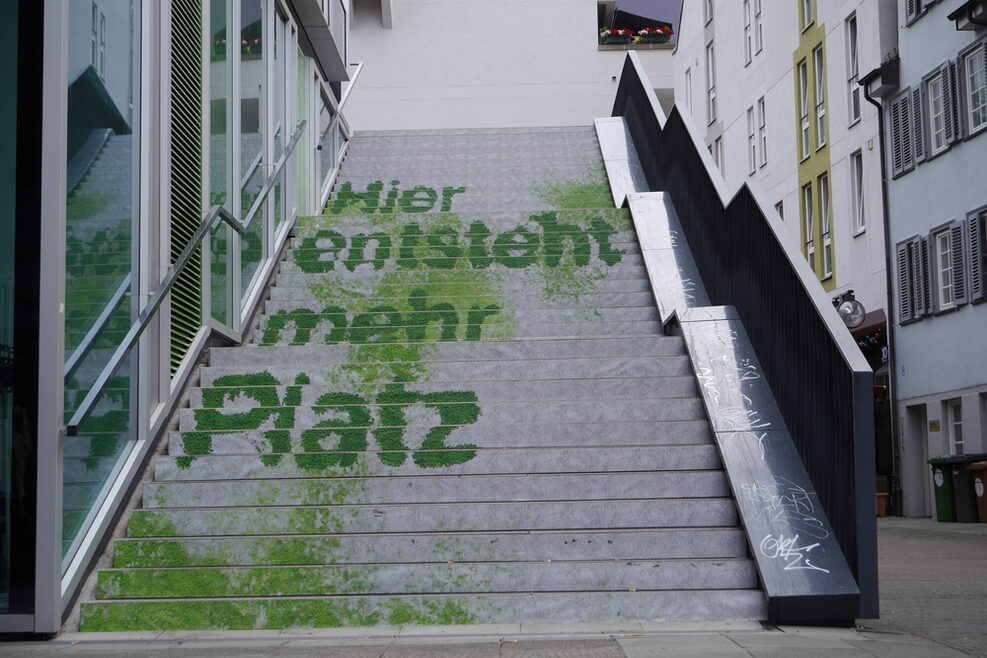 Eine Treppe mit dem Schriftzug Hier entsteht mehr Platz