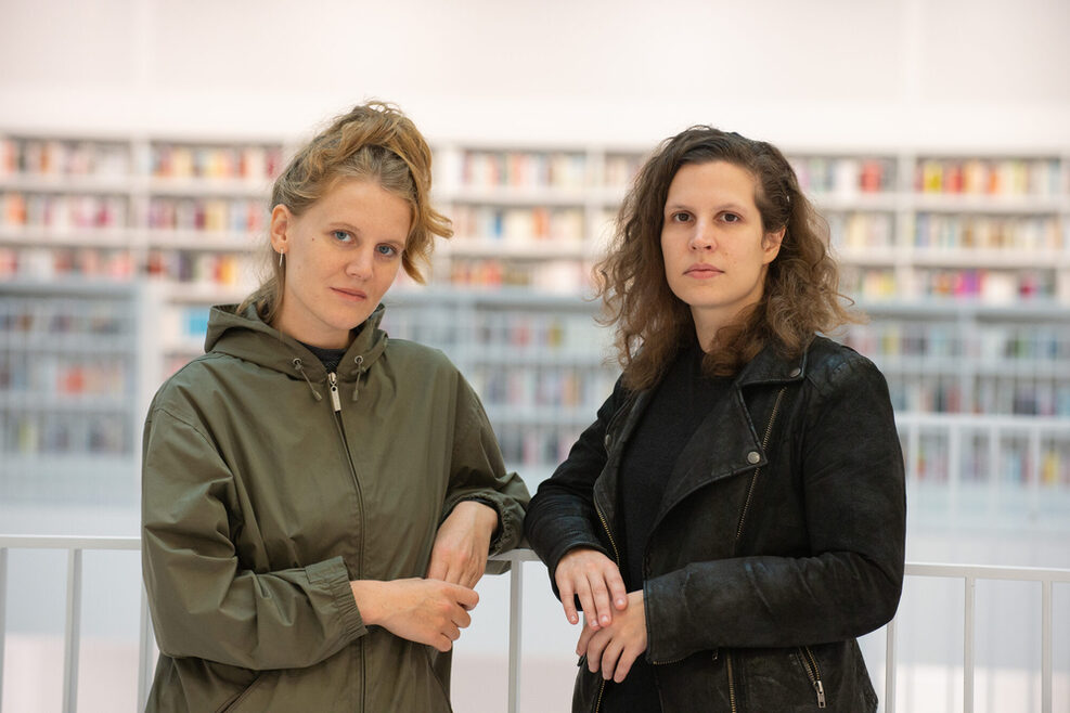 Zwei Frauen im Galeriesaal der Stadtbibliothek Stuttgart