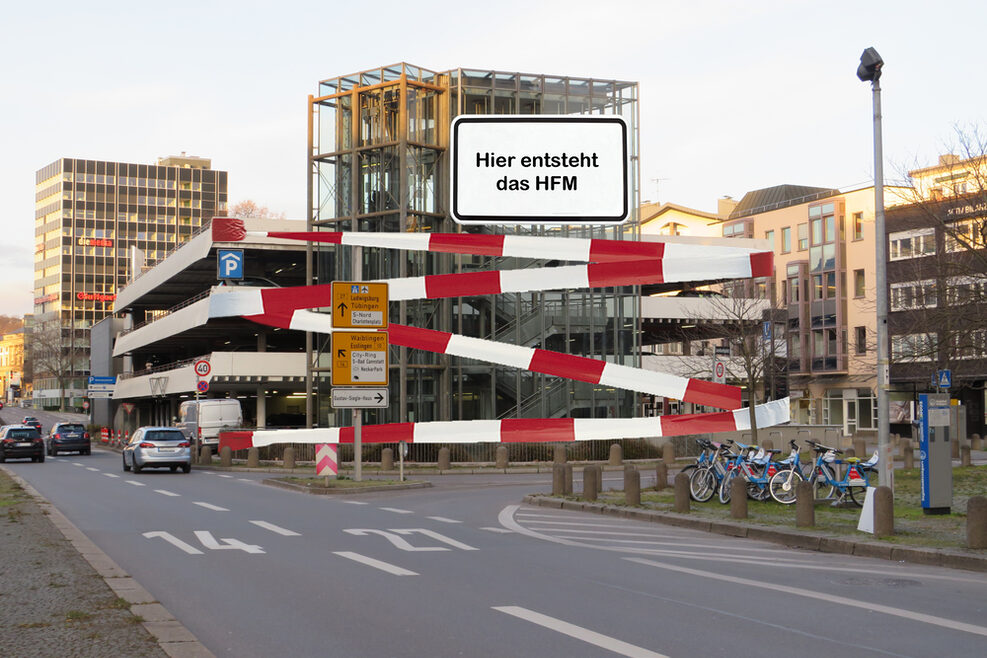 Blick über die Konrad-Adenauer-Straße zur Baustelle Breuninger-Parkhaus mit eingeblendetem Schild "Hier entsteht das Haus für Film und Medien"