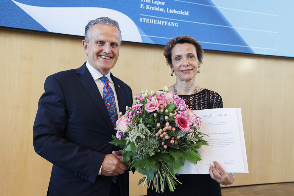 Oberbürgermeister Dr. Frank Nopper und Professorin Béatrice Longuenesse mit Urkunde und Blumenstrauß.