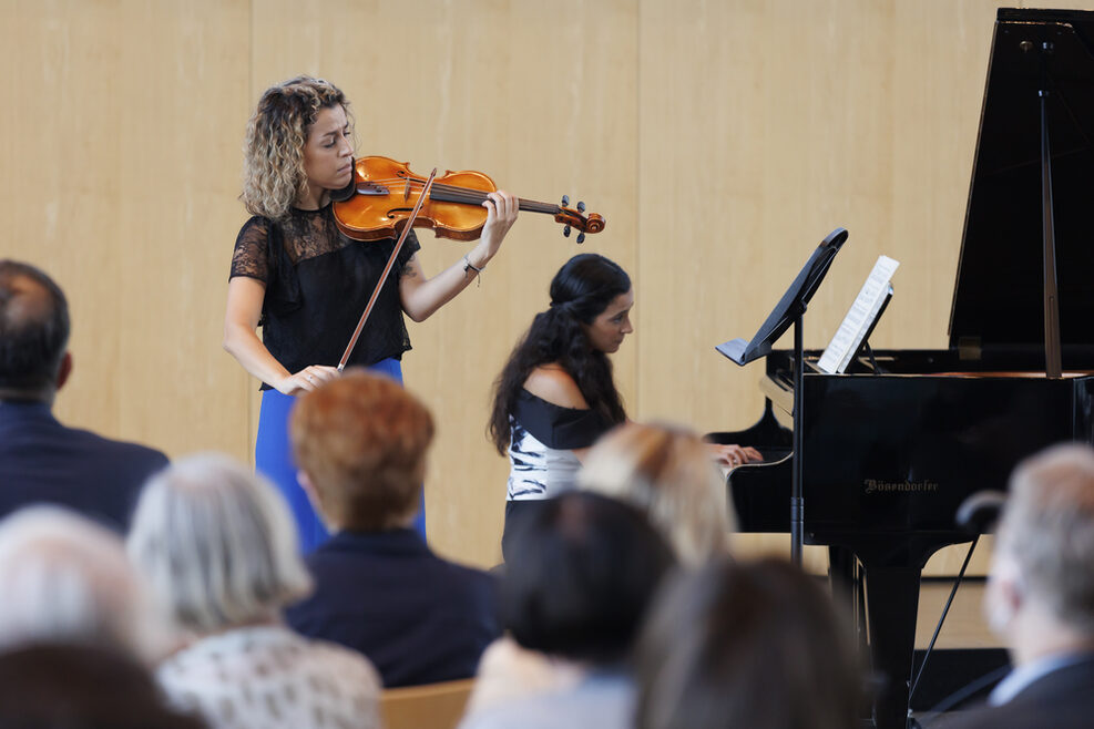 Eine Violonistin und eine Pianistin untermalen die Preisverleihung