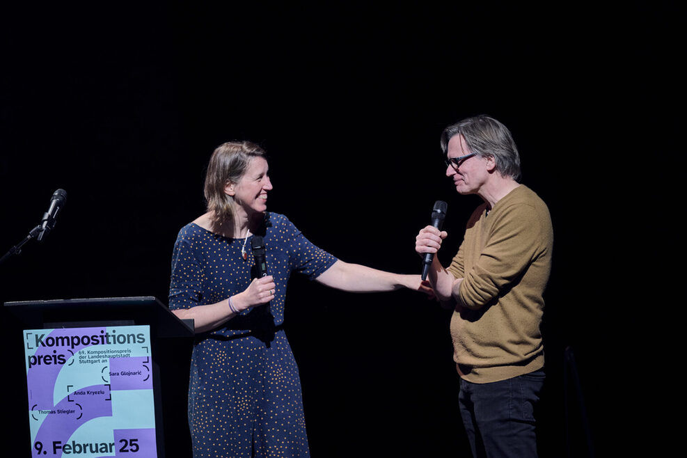 Lauatorin Annesley Black und Preisträger Thomas Stiegler gemeinsam auf der Bühne.