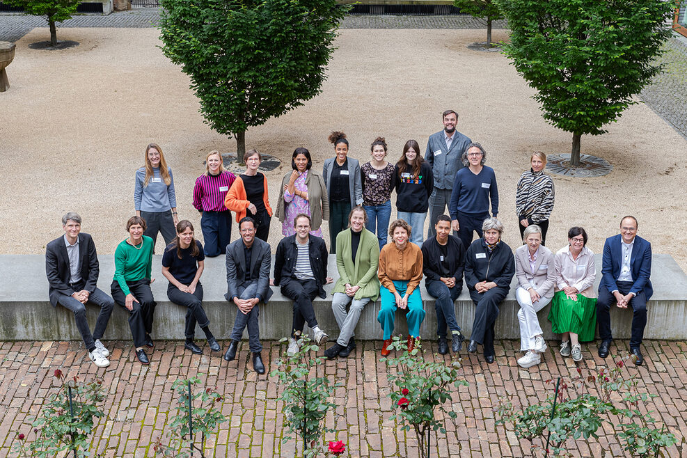 Gruppenbild der Künstler*innen von oben aufgenommen.