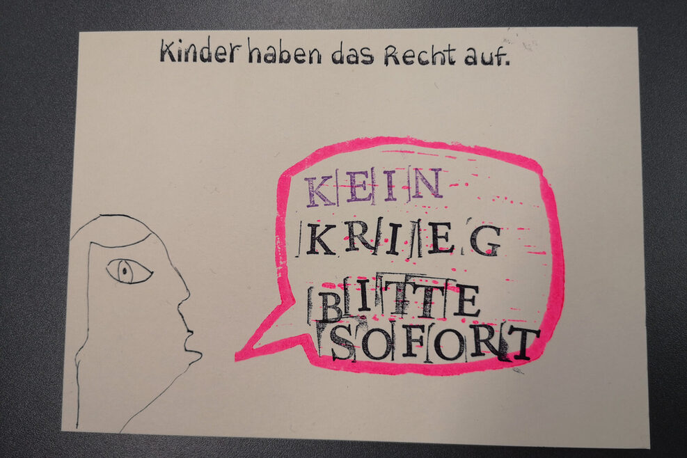 Kinderzeichnung eines Kopfs mit Sprechblase, in der steht: "Kein Krieg bitte sofort".