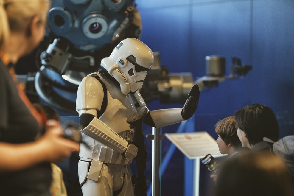 Eine als Stormtrooper verkleidete Person im Planetarium Stuttgart