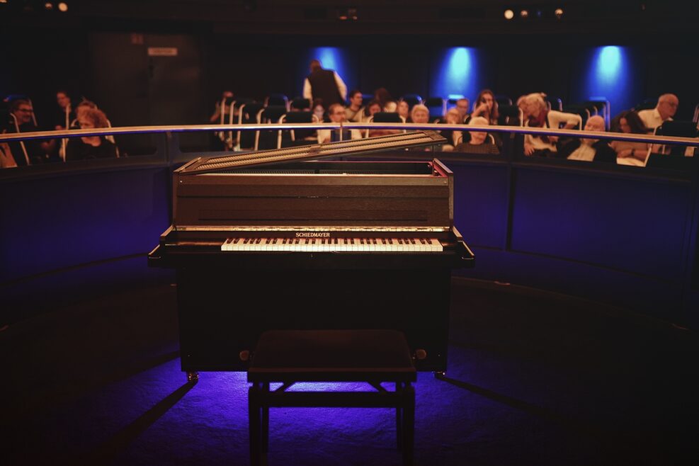 Klavir im Kuppelsaal des Planetariums Stuttgart.