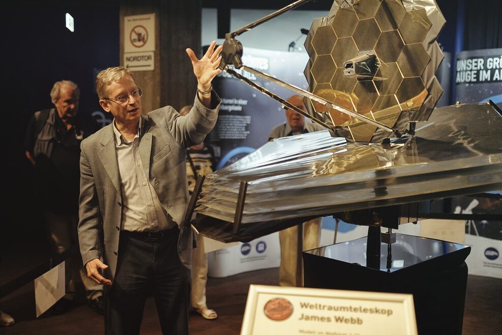Herr Lemmer erklärt das James Webb Weltraumteleskop.