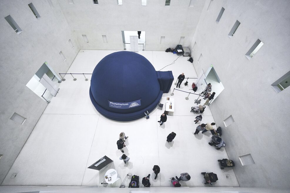 Mobiles Planetarium in der Stadtbibliothek Stuttgart.