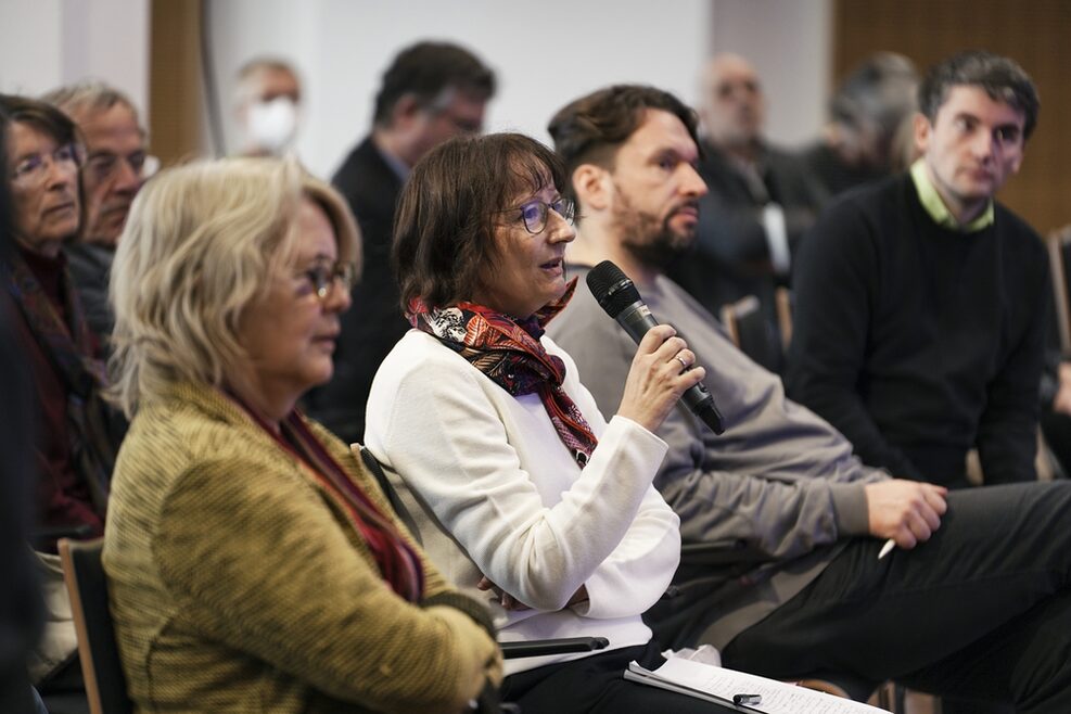 Frau Ernst, Leiterin Stadtarchiv Stuttgart, spricht in ein Mikrofon.
