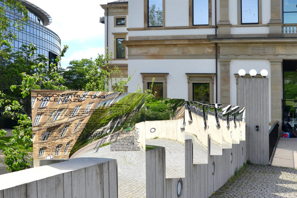 Spiegelinstallation an der Mauer vor dem Stadtpalais.