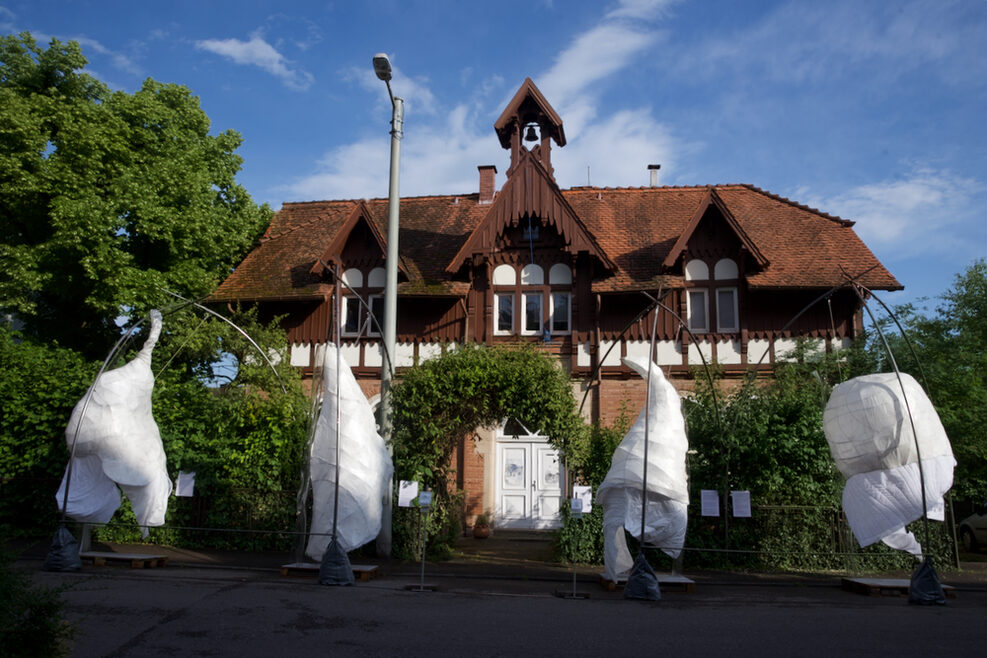 Vier Kokon-artige Installationen hängen vor dem Haus der Wera Pflege in der Furtwänglerstraße 24 in Stuttgart Botnang.