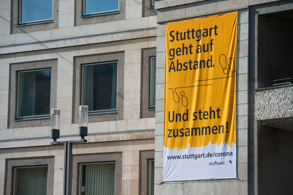 Banner am Rathaus: Stuttgart geht auf Abstand... und steht zusammen.
