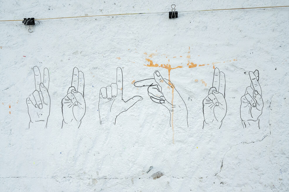 Hände formen das Wort Kultur als Fingeralphabet