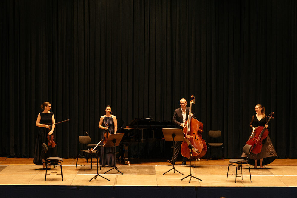 4 Musiker*innen musizieren mit Abstand in der Liederhalle