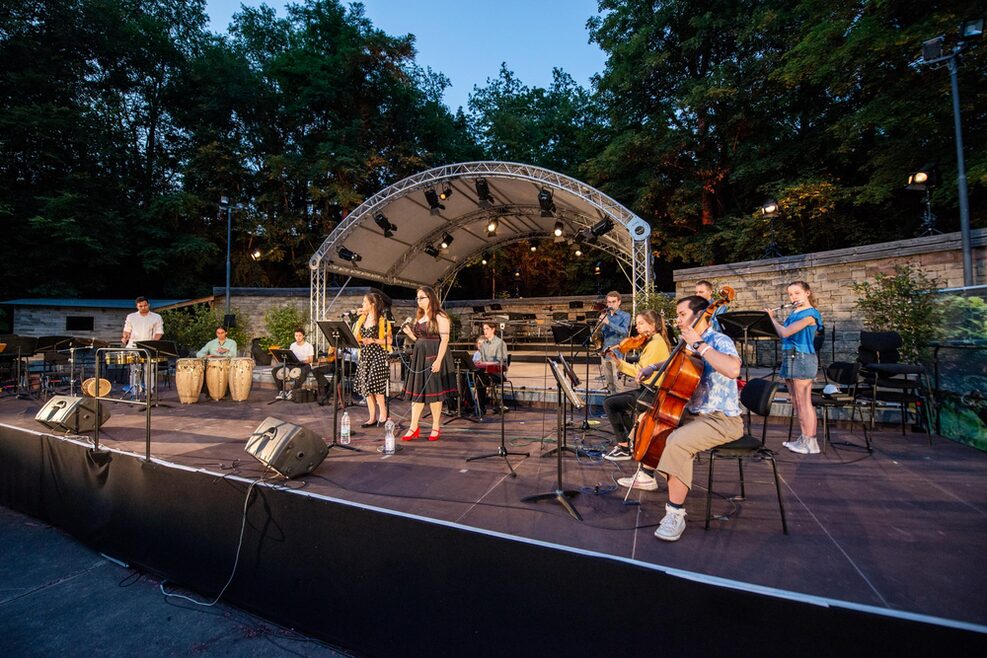 Musikschüler*innen der Stuttgarter Musikschule beim Konzert auf der Freilichtbühne Killesberg