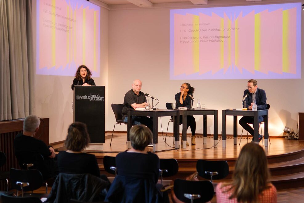 Mehrere Personen auf einer Bühne im Literaturhaus Stuttgart.