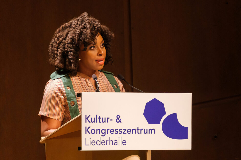 Autorin Chimamanda Ngozi Adichie spricht in der Liederhalle.