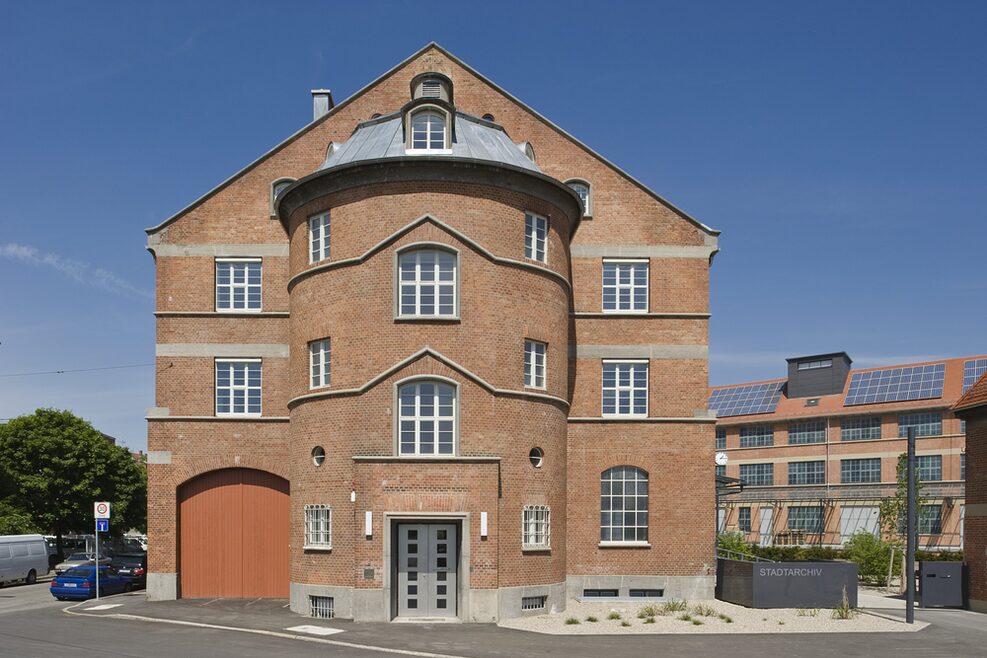 Südfassade des Stadtarchivs mit Haupt- und Nebeneingang.