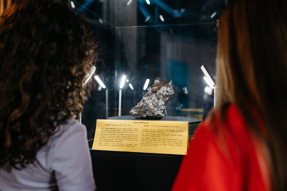 Meteorit in einer Glasvitrine
