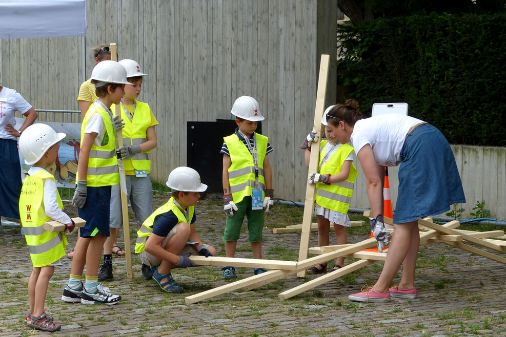 Kinder beim Bauen im Museumsgarten