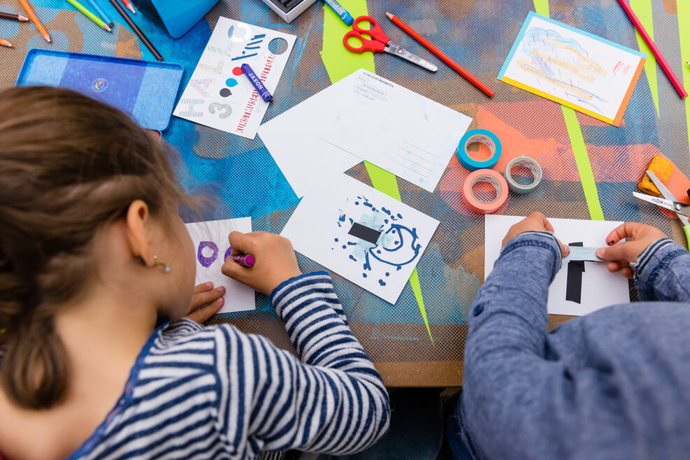 Kinder zeichnen und kleben auf Papier