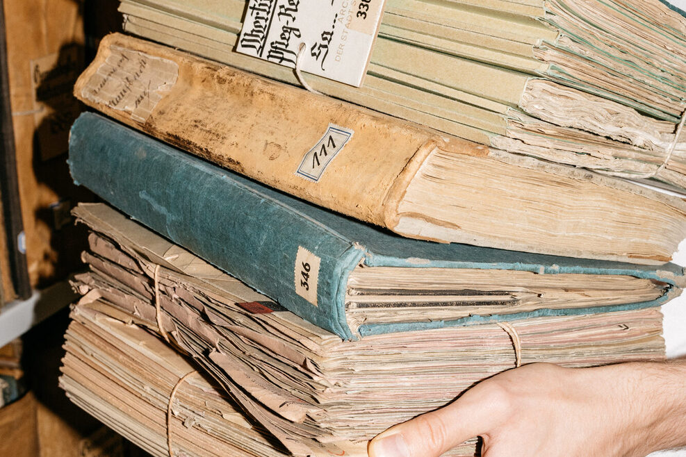Akten in Büchern