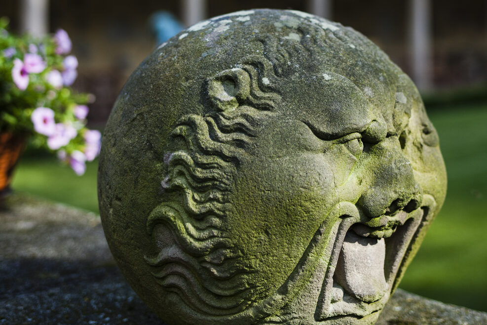 Ein steinernder Kopf im Lapidarium