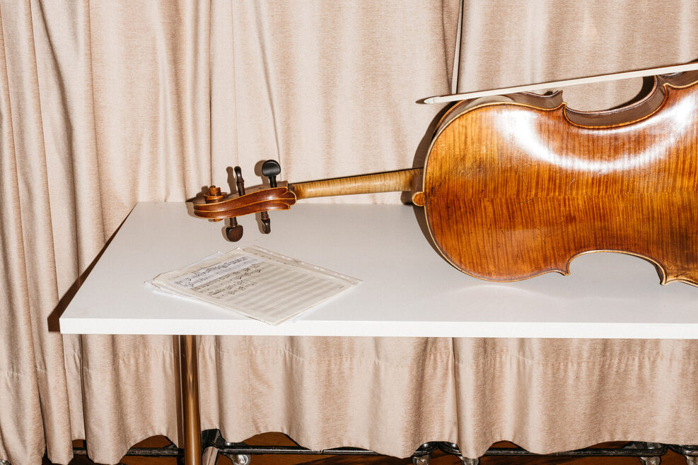 Violine auf dem Tisch