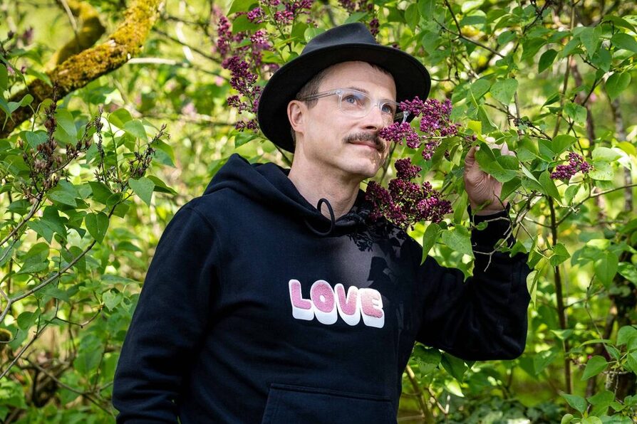 Matthias Gronemeyer riecht an einem Fliederbaum