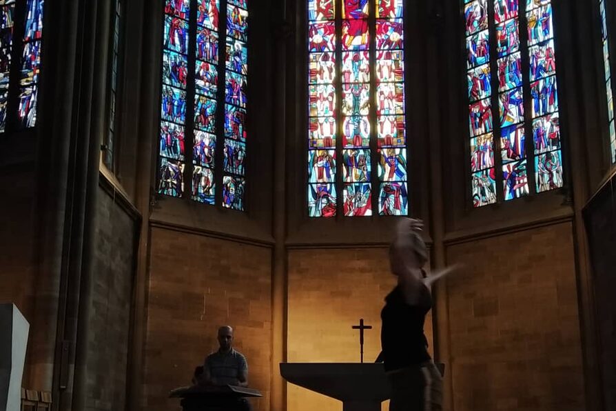 Eine Tänzerin und ein Musiker in der Kirche St. Maria