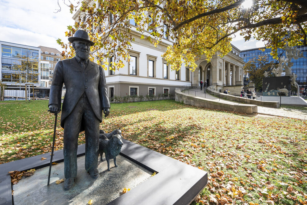 König Wilhwlm II. und seine Spitze an ihrem neuen Platz vor dem Stadtpalais.