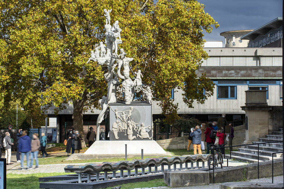 Temporäre Skulpturengalerie mit Peter Lenks S21-Denkmal