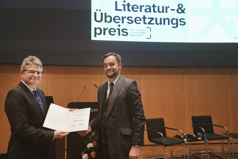 Herr Gegenfurtner überreicht Herrn Diefenbach seine Urkunde.