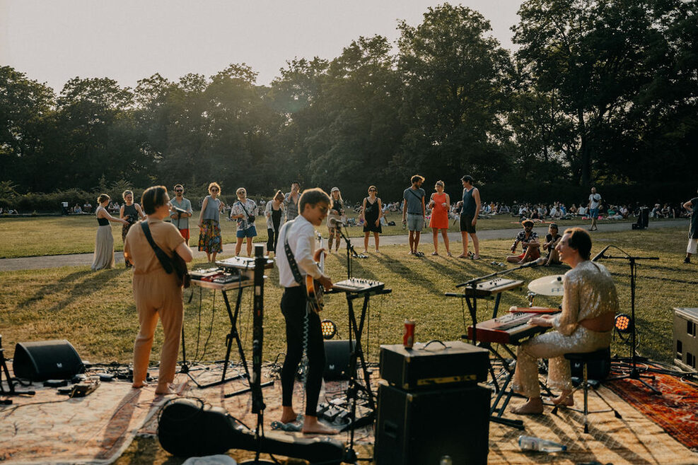 Eine Band spielt im Park der Villa Berg