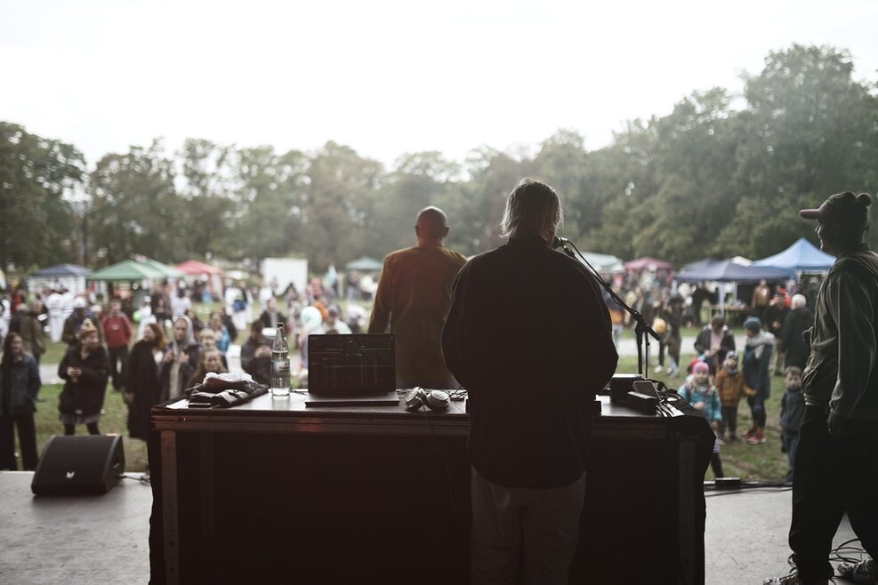 Ein DJ legt beim Stöckachfest auf (Ansicht von hinten).