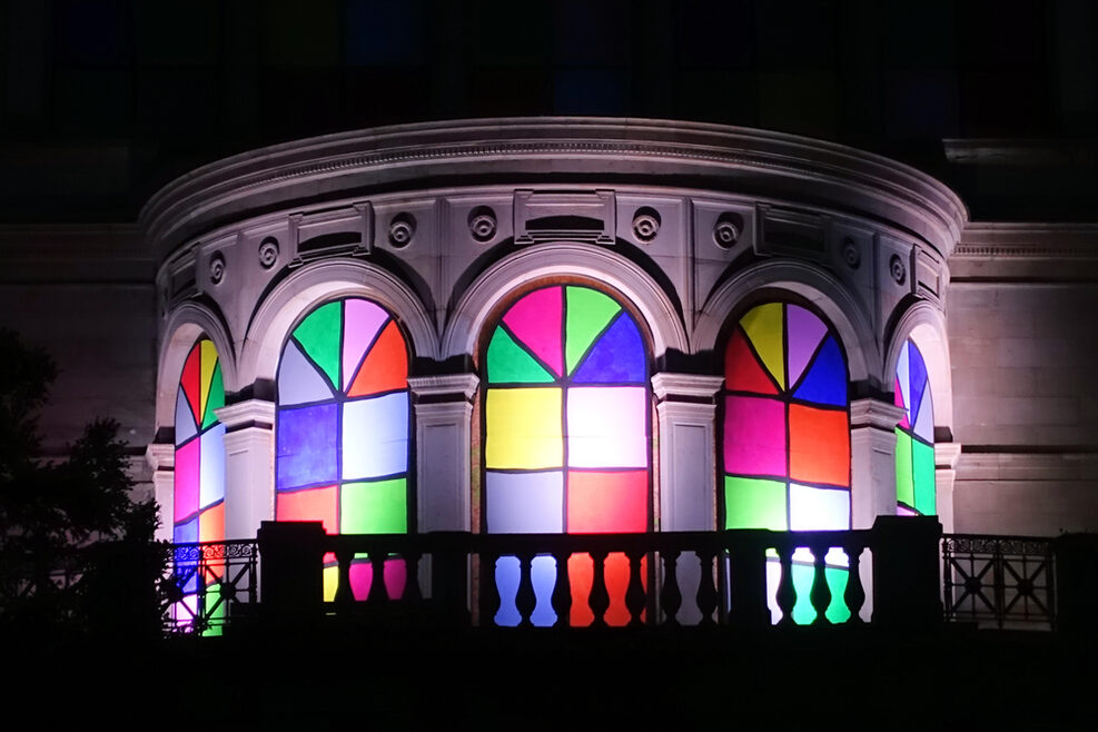 "Window Painting" - die beleuchteten, farbigen Fenster der Villa Berg bei Nacht.