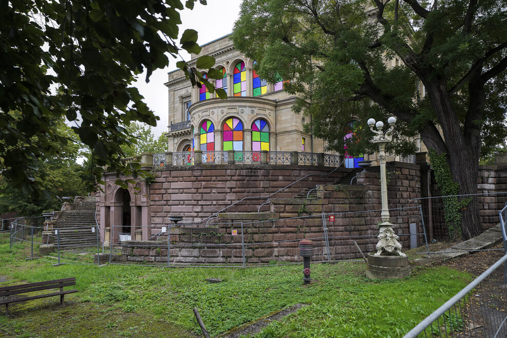 Die Villa Berg mit den farbigen Fenstern vom Park aus gesehen.
