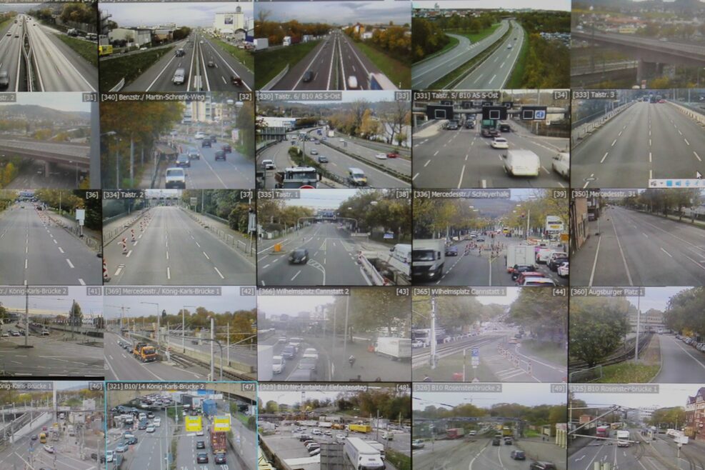 Ein Bildschirm zeigt mehrere Aufnahmen von Verkehrskameras.