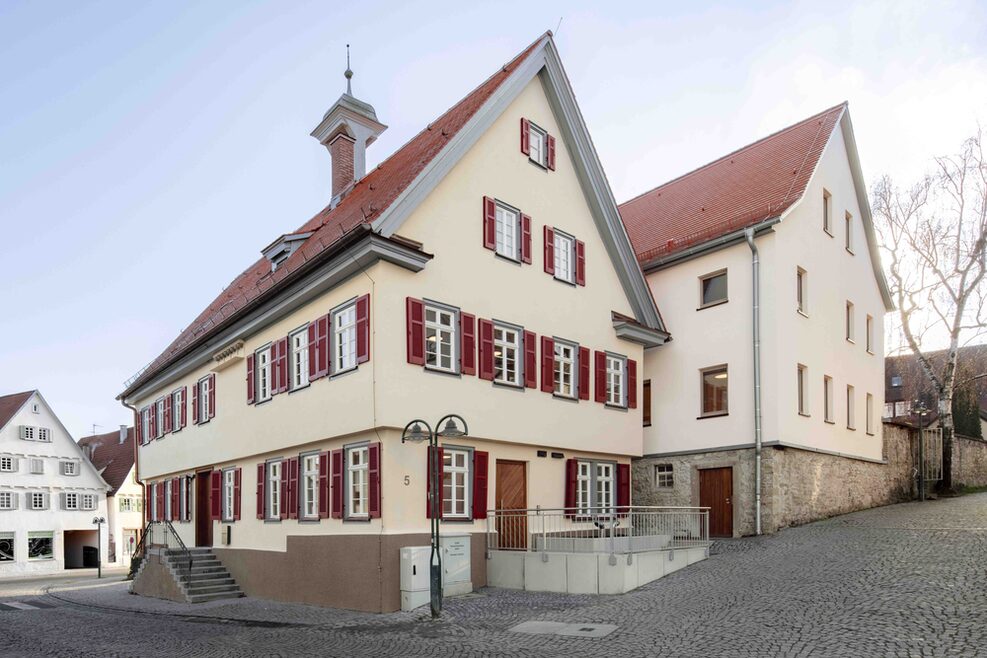 Altes Rathaus / Altes Schulhaus – Ansicht Nord-West, mit barrierefreiem Zugang
