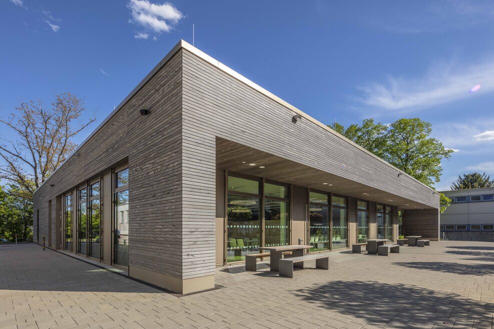 Blick auf die neue Mensa vom Schulhof aus