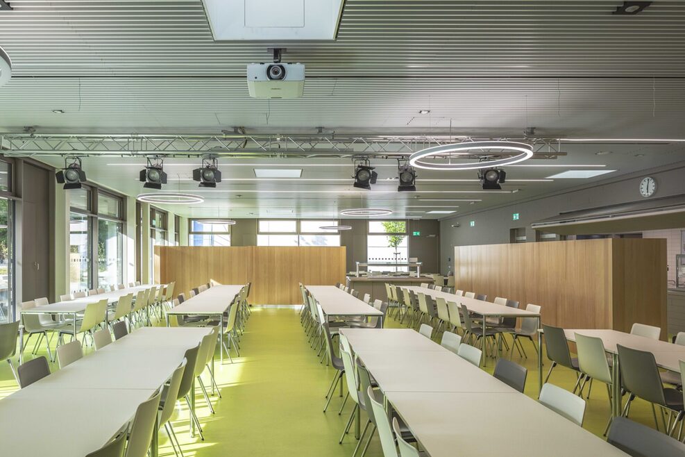 Blick in den großen Speisesaal der neuen Mensa