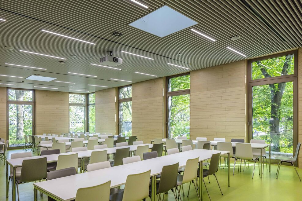 Blick in den kleinen Speisesaal der neuen Mensa