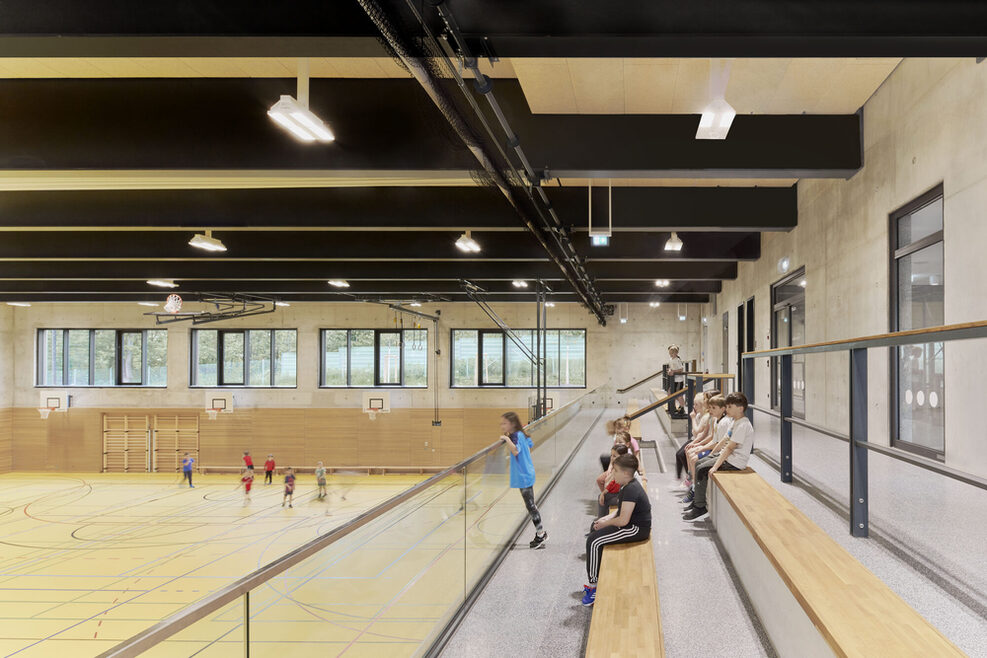 Zuschauertribüne der neuen Turnhalle