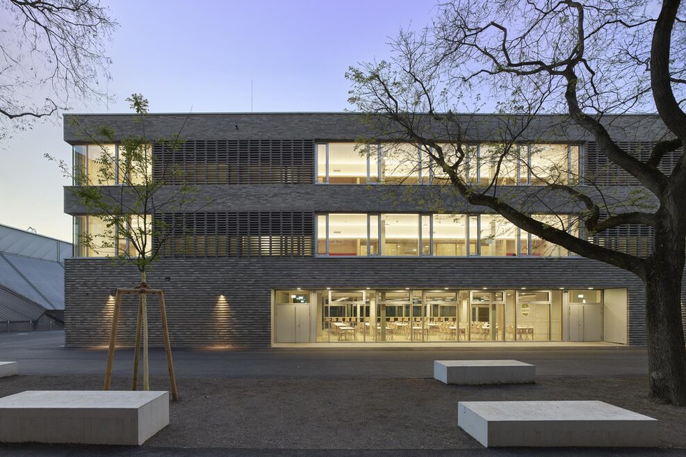 Außenanlagen Schulhofmitte mit Blick auf Mensa