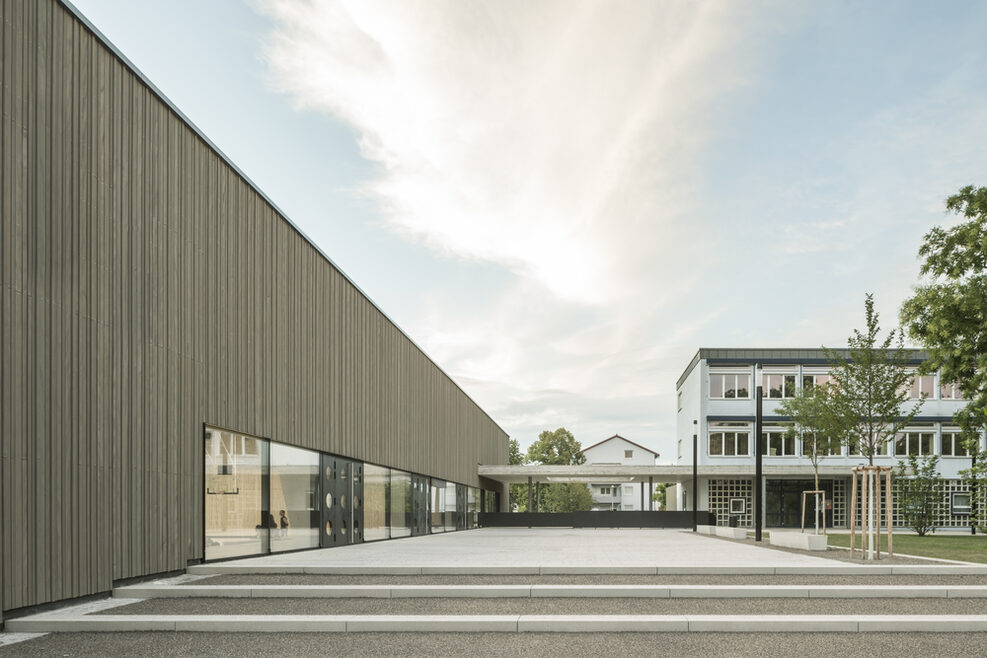 Turnhalle mit Vordach zur Fasanenhofschule