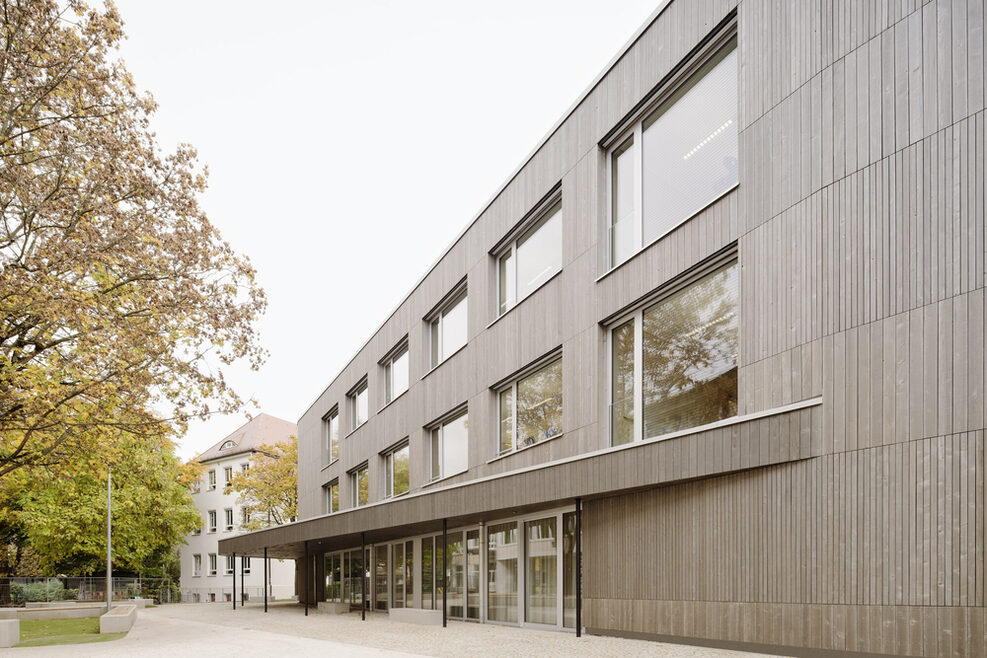 Blick von Südwest auf die Westfassade