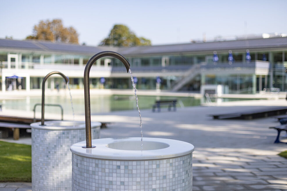 An den Trinkbrunnen kann das quellfrische Mineralwasser probiert werden. Nach der Sanierung sind die Brunnen barrierefrei zugänglich.